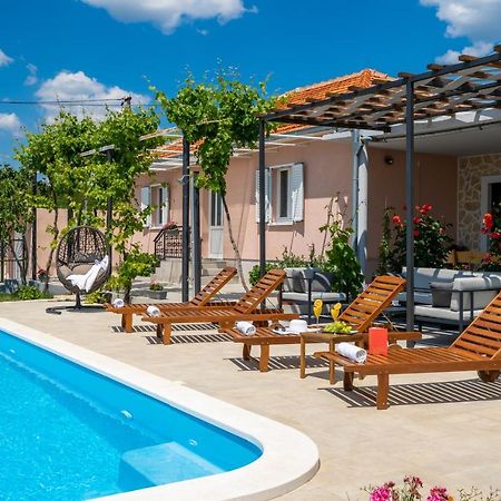Villa Terra With Heated Pool Маріна Екстер'єр фото